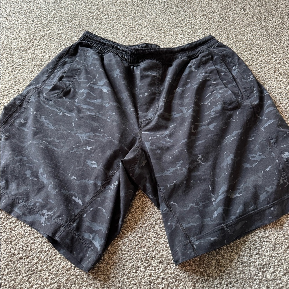 lululemon athletica Men's Dark Patterned Shorts